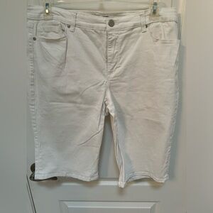 Bandolino women’s white denim Bermuda shorts, Stretch, 4 Pockets, Size 14